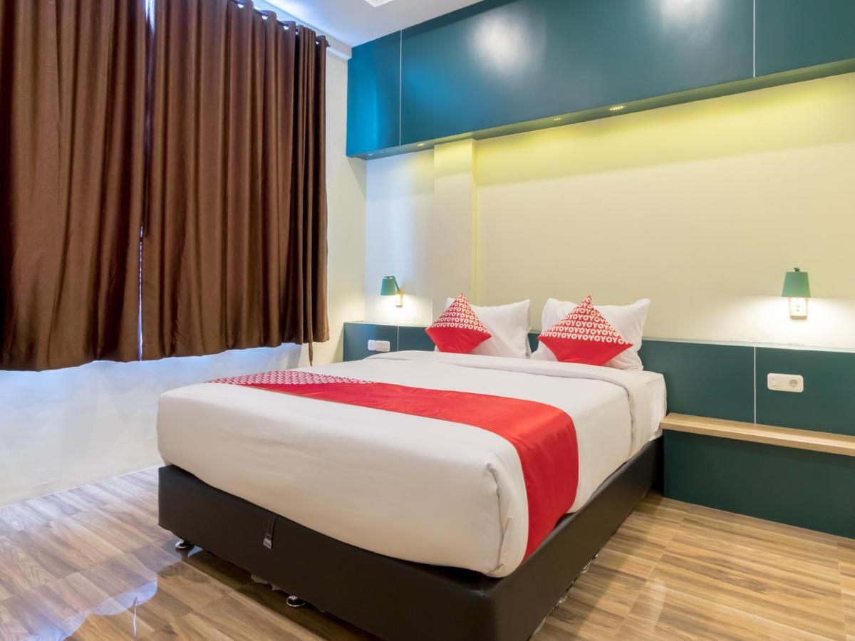 Oyo 727 Merlion Hotel Медан Экстерьер фото