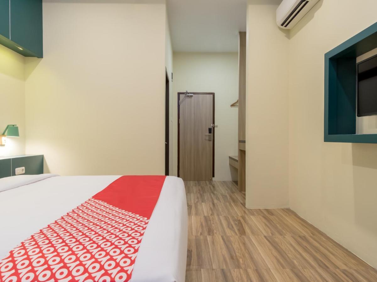 Oyo 727 Merlion Hotel Медан Экстерьер фото
