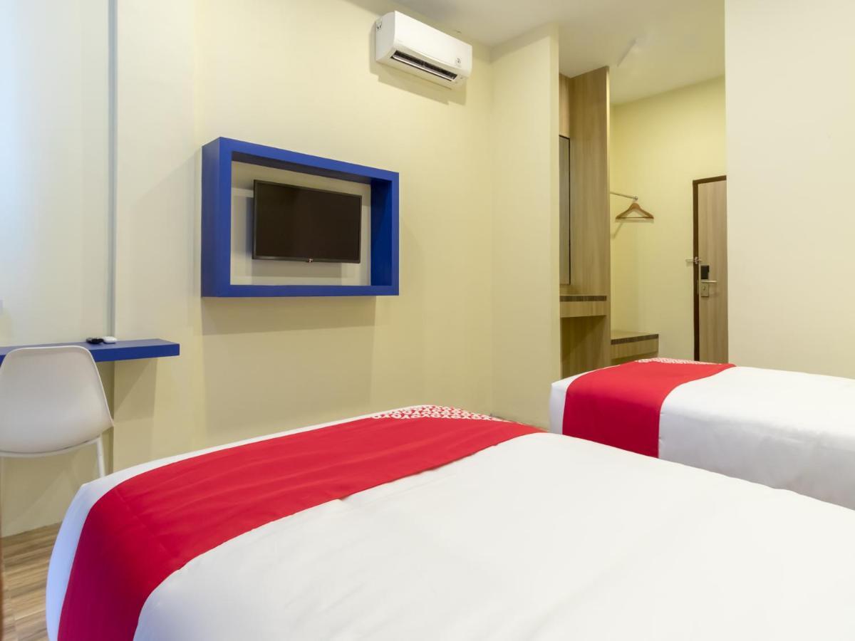 Oyo 727 Merlion Hotel Медан Экстерьер фото