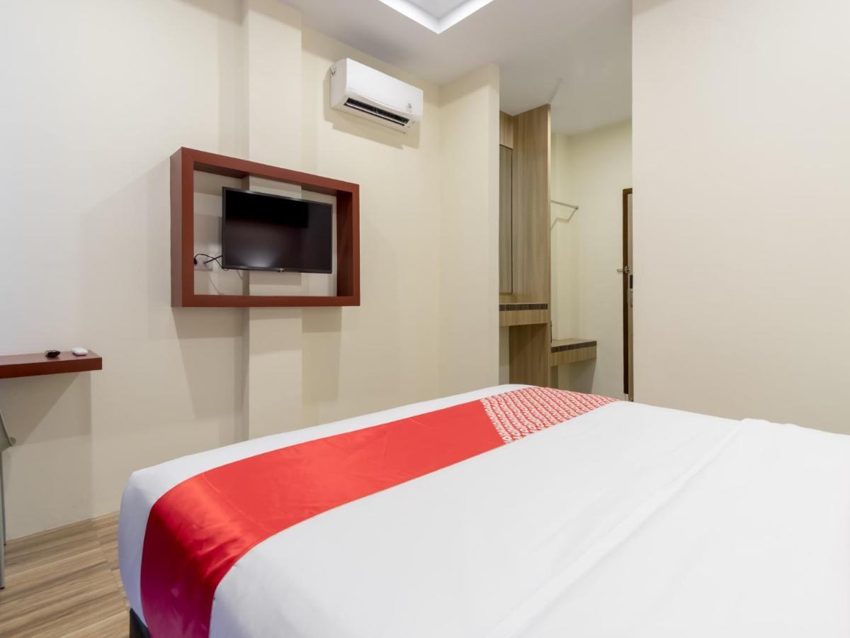 Oyo 727 Merlion Hotel Медан Экстерьер фото