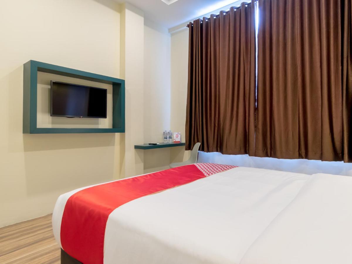 Oyo 727 Merlion Hotel Медан Экстерьер фото